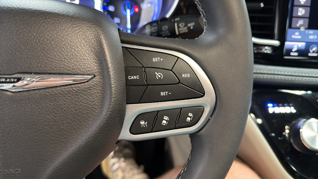 Used 2023 Chrysler Pacifica Limited FWD image 24