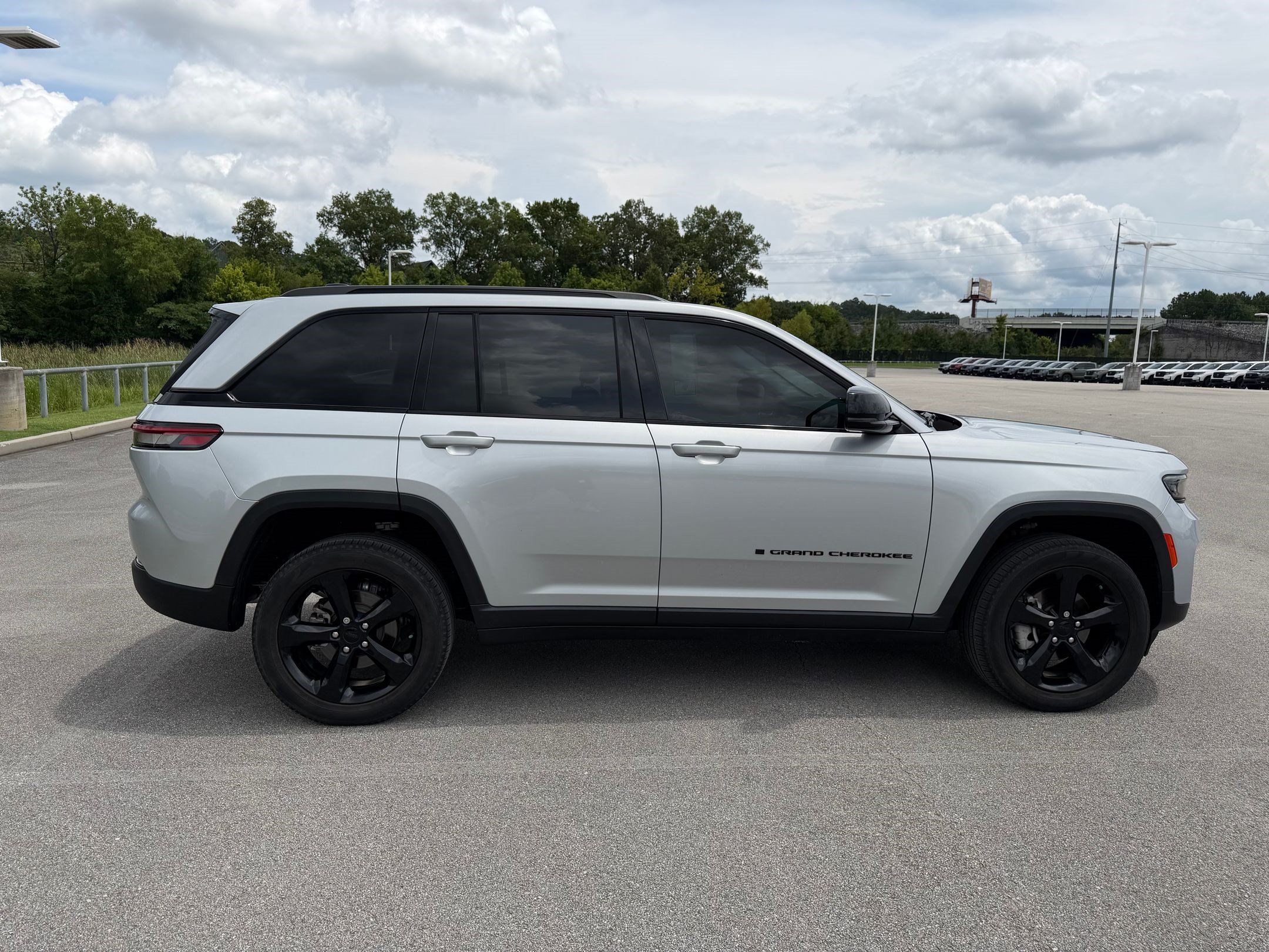 Used 2023 Jeep Grand Cherokee Limited w/ Black Appearance Package RWD image 8