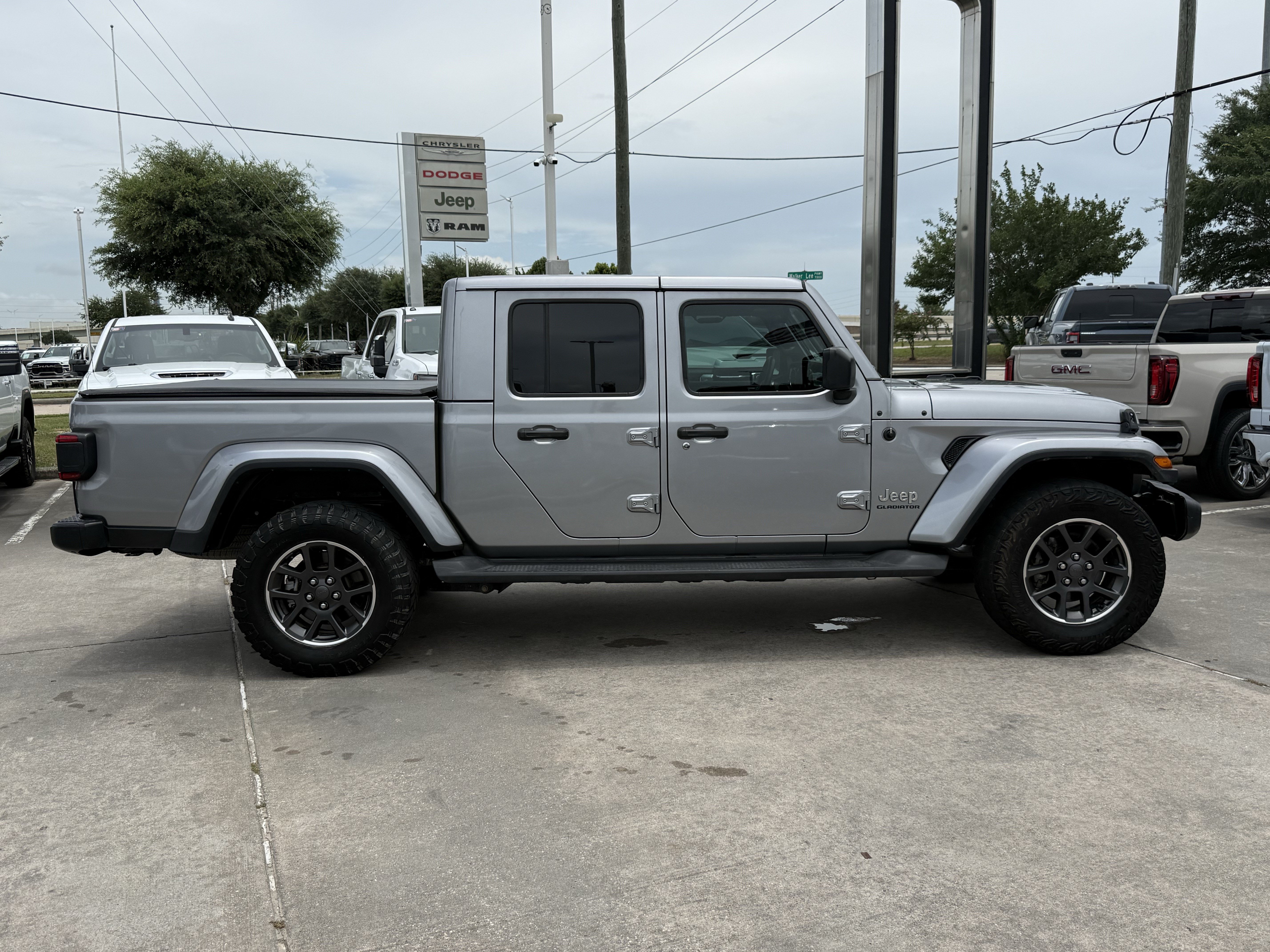 Used 2020 Jeep Gladiator Overland AWD/4WD image 3