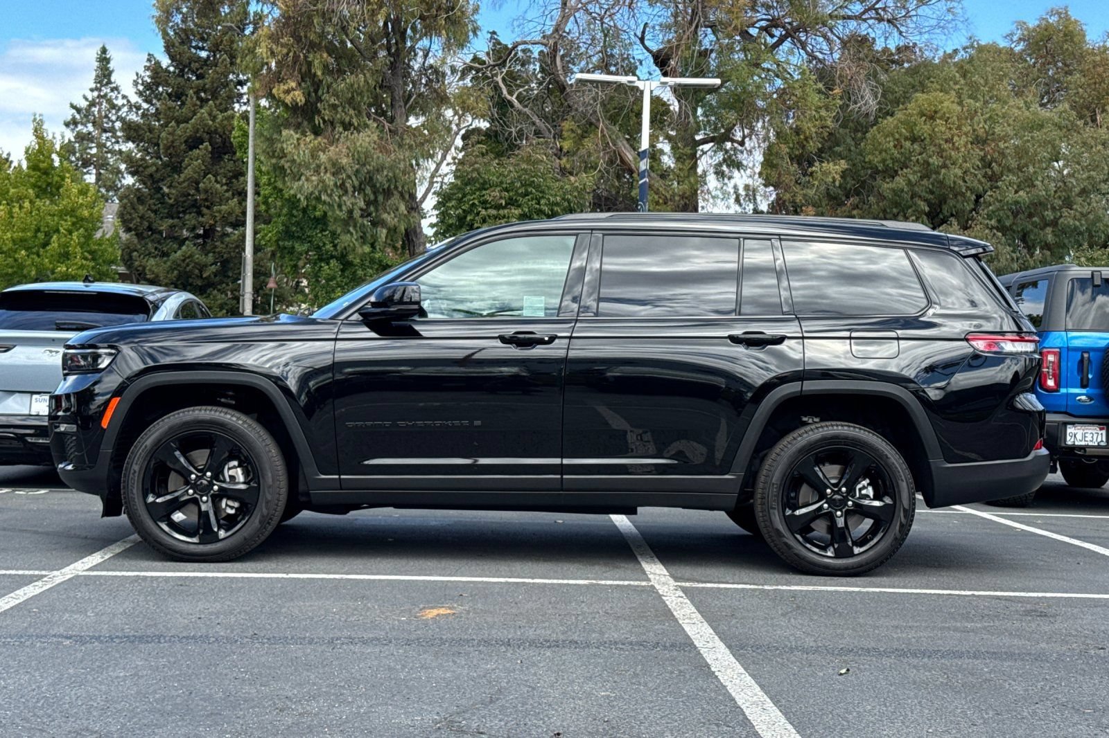 Used 2025 Jeep Grand Cherokee L Limited w/ Black Appearance Package AWD/4WD image 8