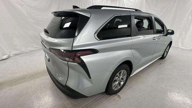 Used 2024 Toyota Sienna XLE image 3