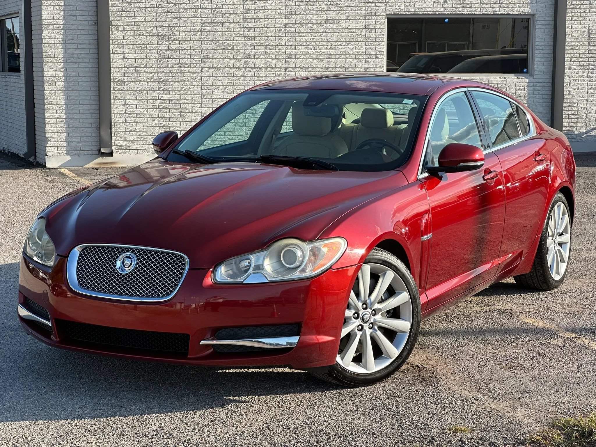 Used 2011 Jaguar XF RWD image 2