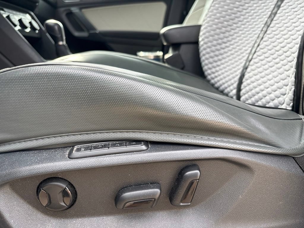 Used 2018 Volkswagen Tiguan SEL Premium w/ R-Line Package FWD image 13