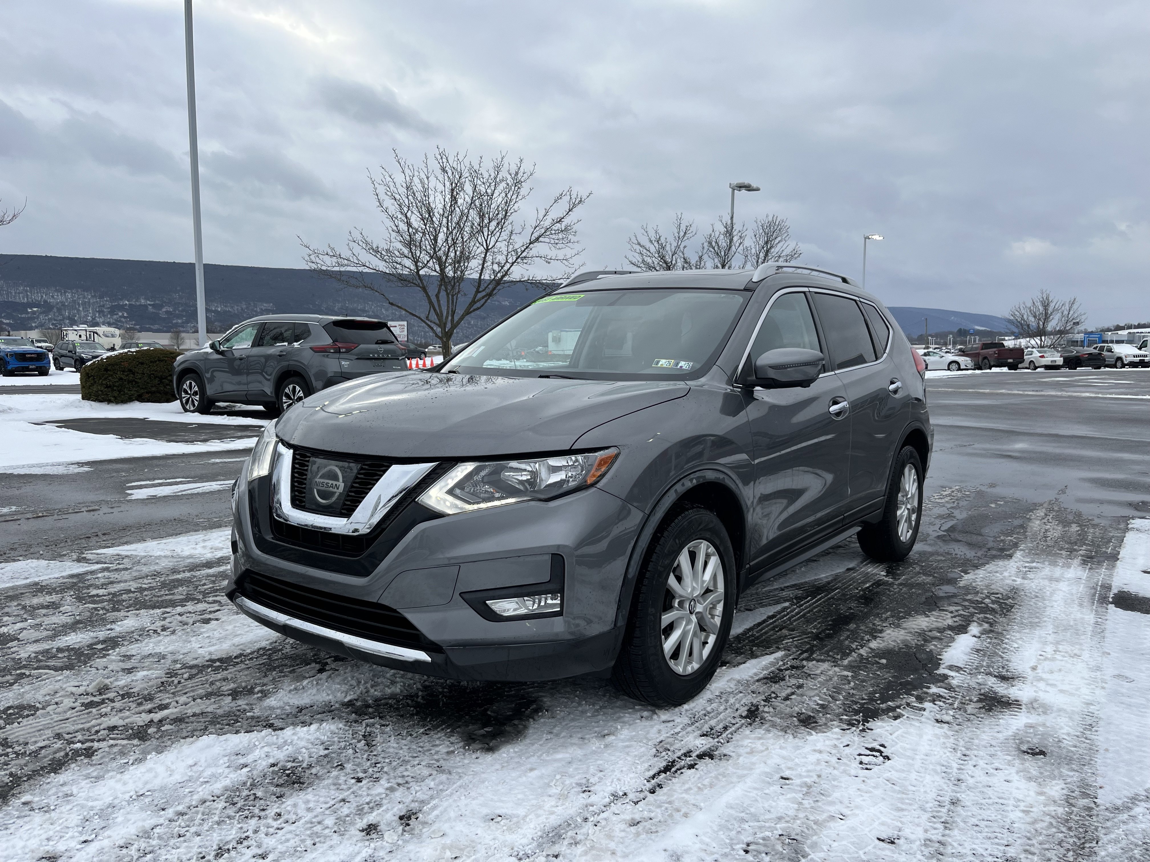 Used 2017 Nissan Rogue SV w/ Sun & Sound Touring Package image 9