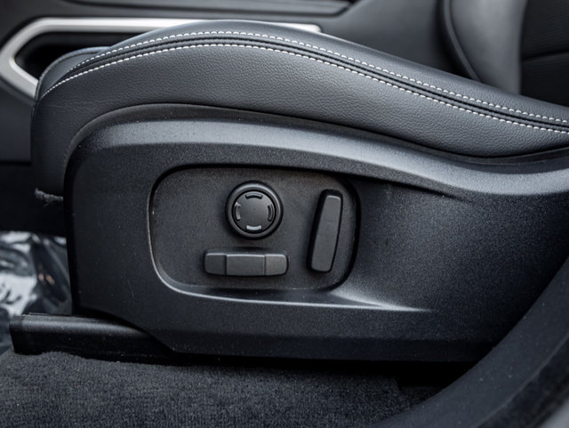 Certified 2025 Jaguar F-PACE R-Dynamic S AWD/4WD image 16