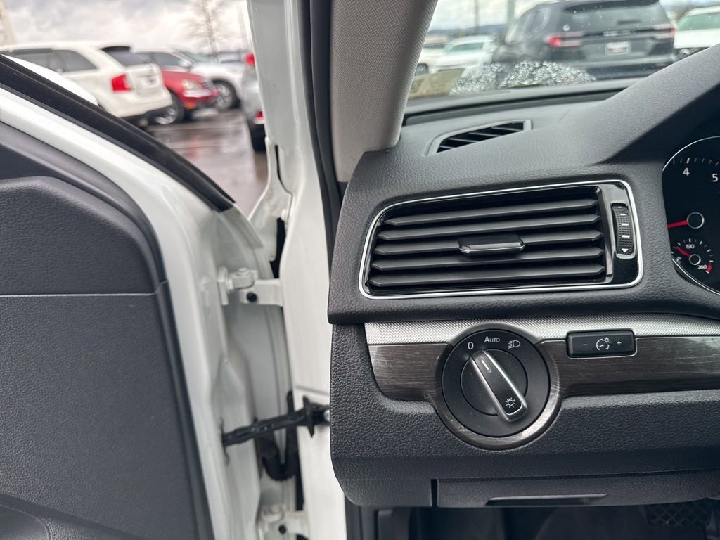 Used 2018 Volkswagen Passat 2.0T SE image 12