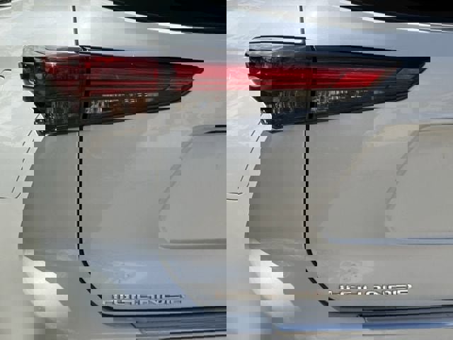 Used 2022 Toyota Highlander LE image 6