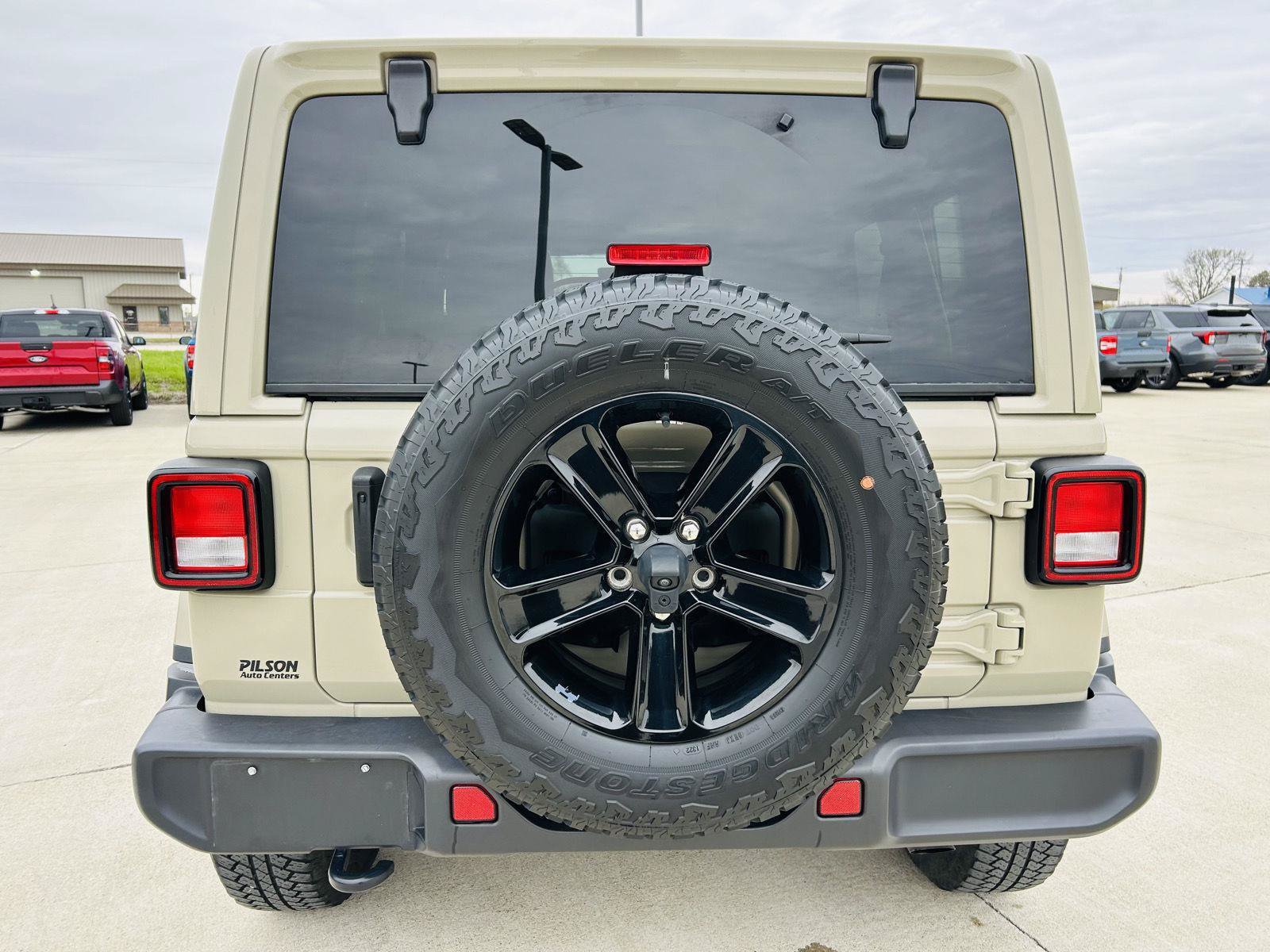 Used 2022 Jeep Wrangler Unlimited Sahara AWD/4WD image 32