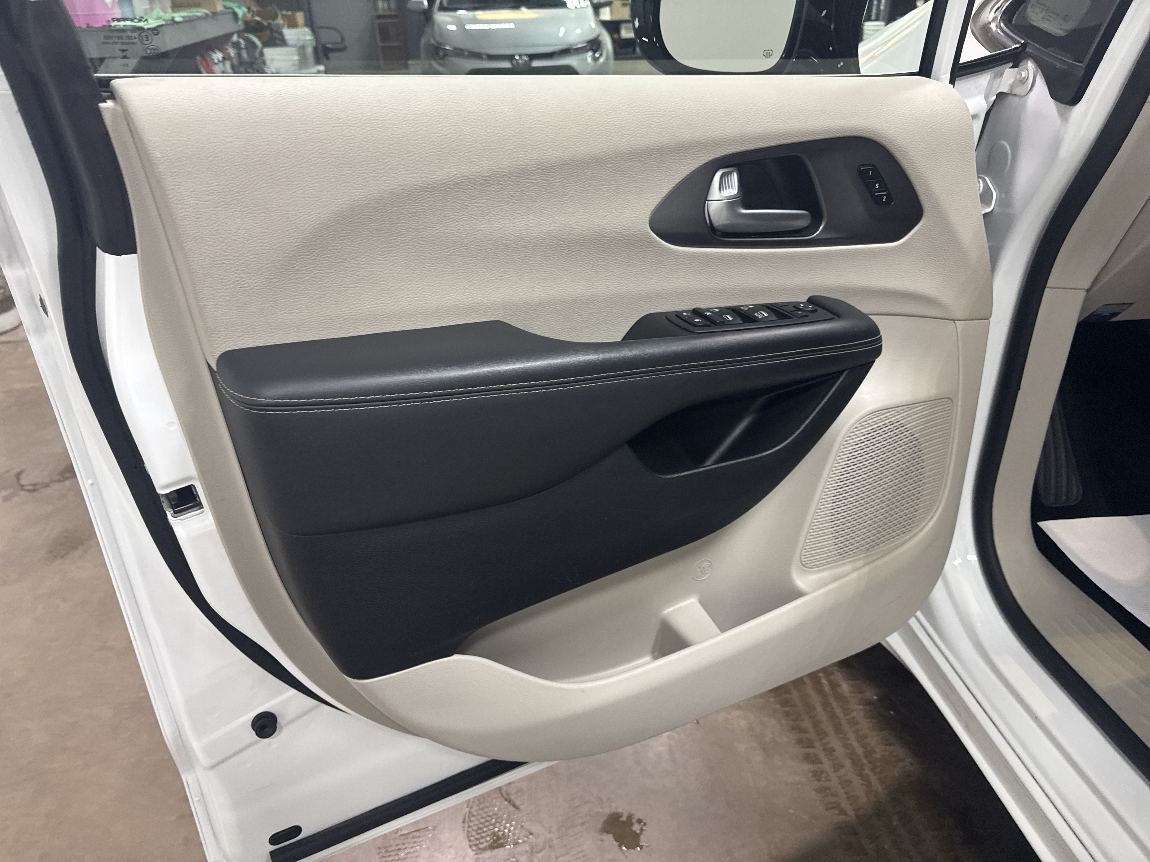 Used 2024 Chrysler Pacifica Touring-L FWD image 14