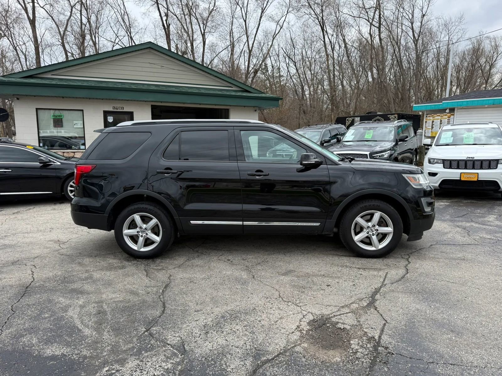 Used 2016 Ford Explorer XLT w/ Equipment Group 202A AWD/4WD image 6