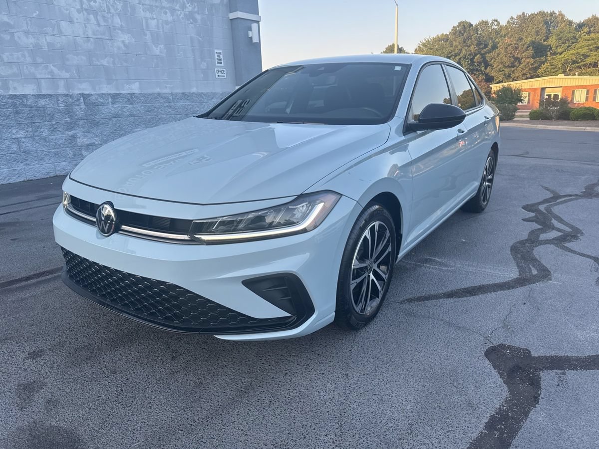 Used 2025 Volkswagen Jetta Sport FWD image 3