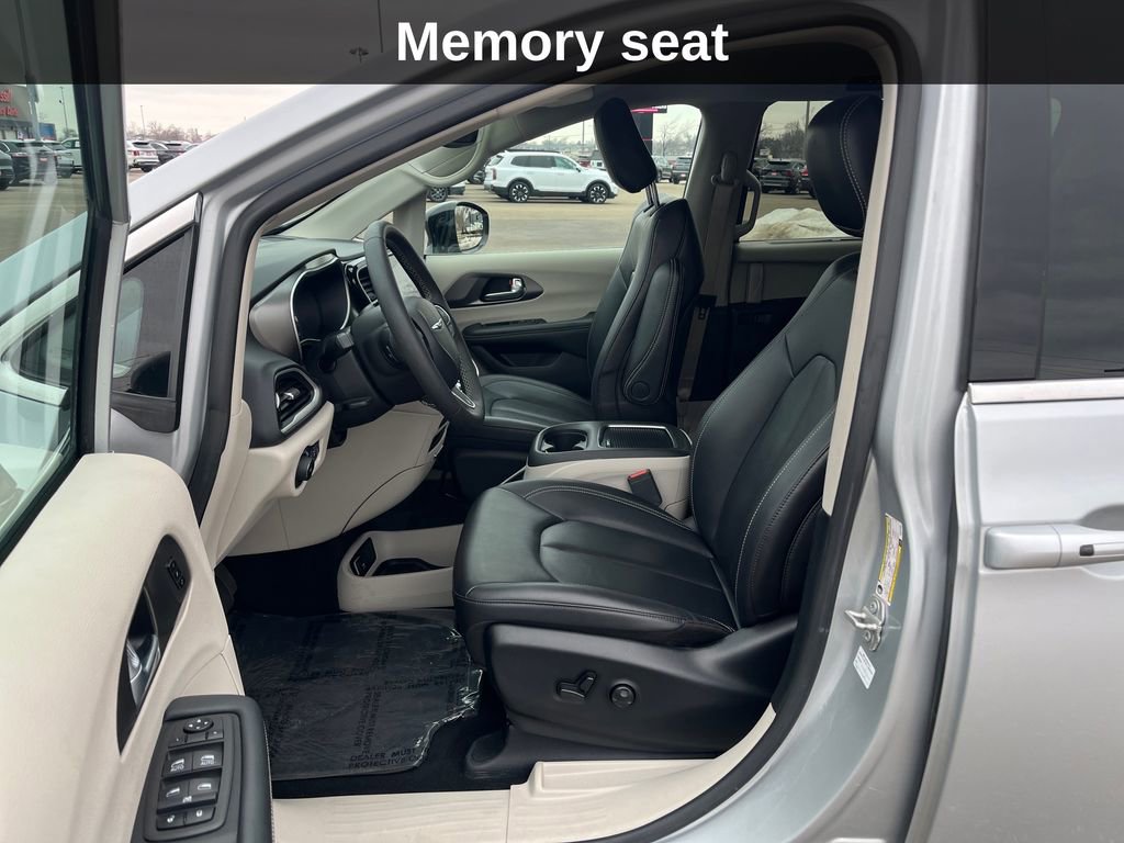 Used 2024 Chrysler Pacifica Touring-L image 12