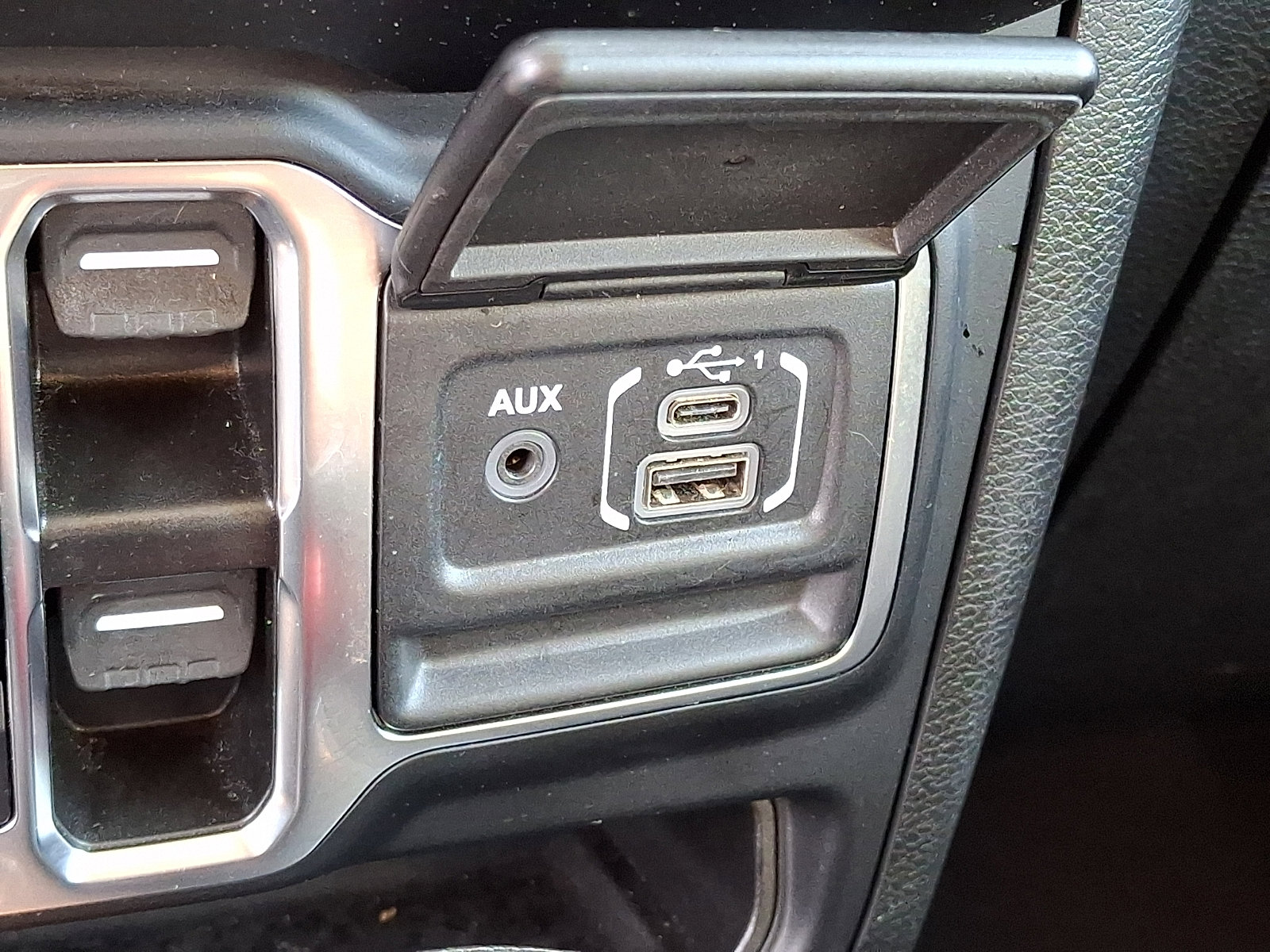 Used 2023 Jeep Gladiator Sport image 24