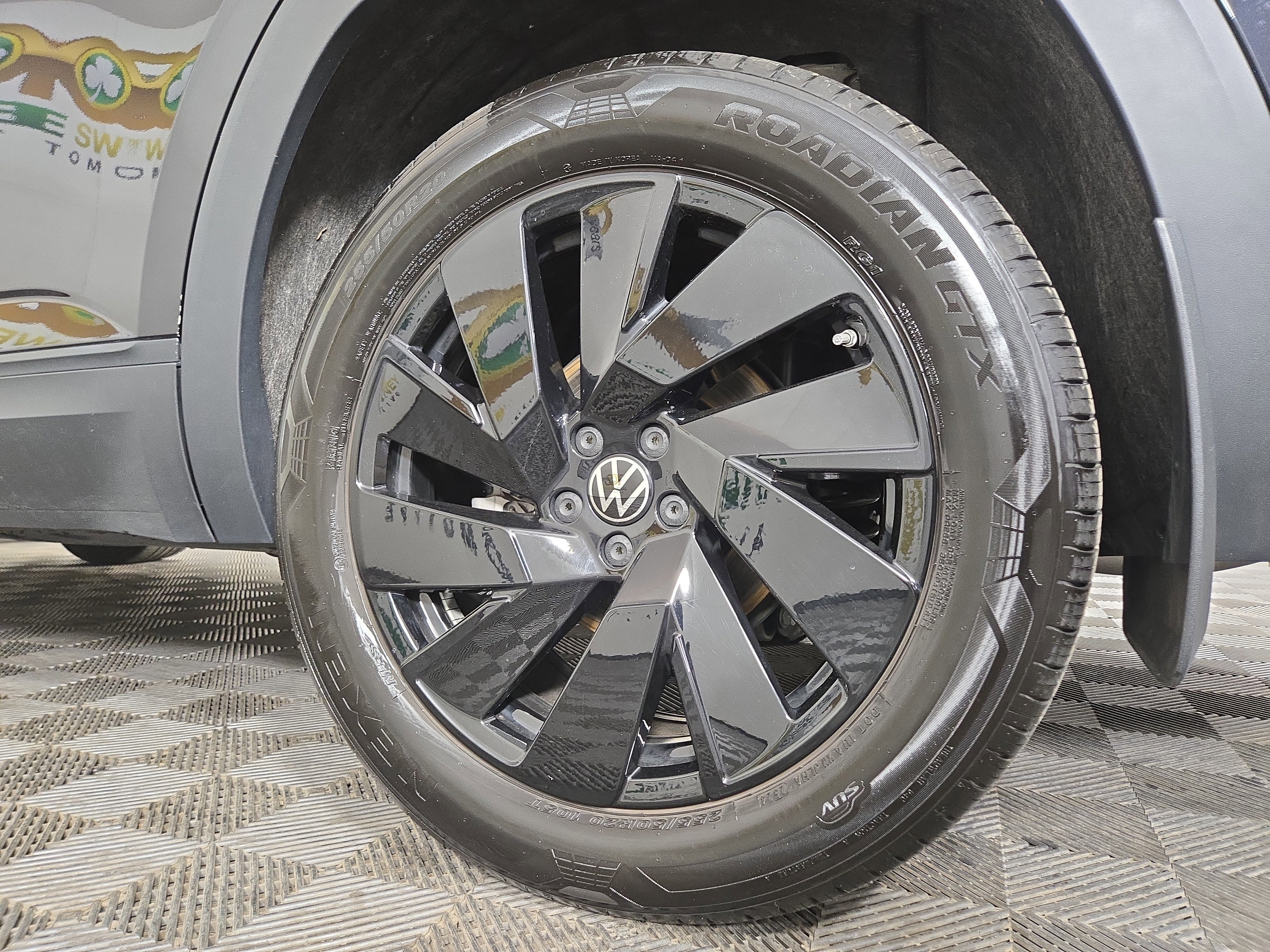 Used 2025 Volkswagen Atlas SE image 34