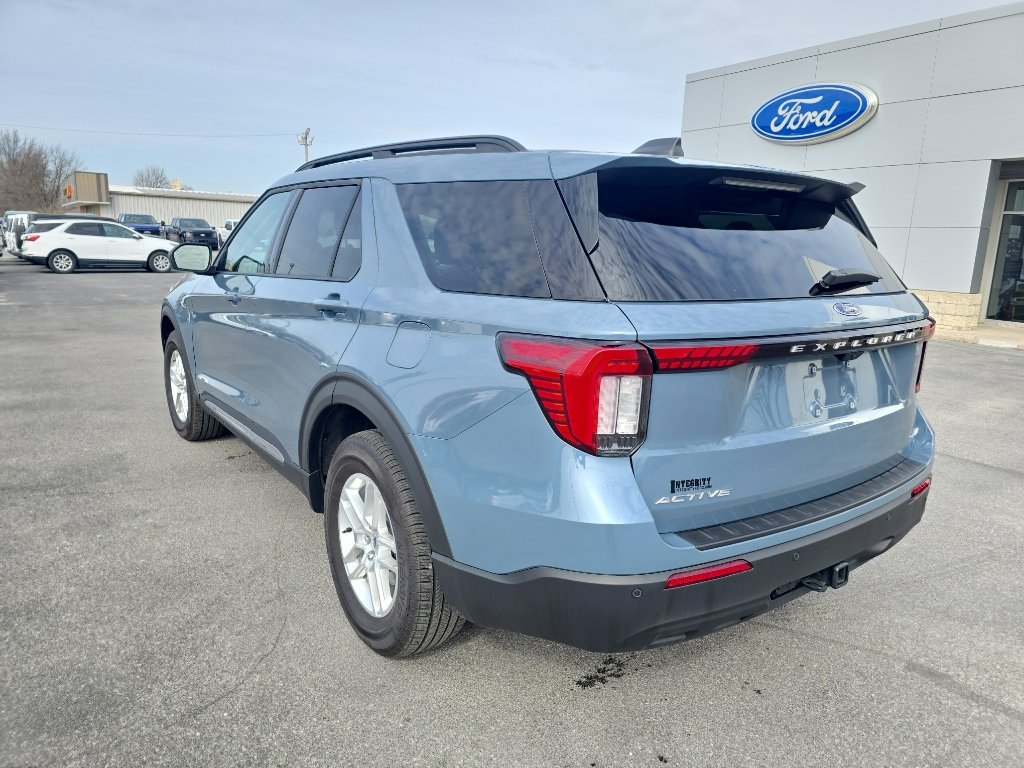 Used 2025 Ford Explorer Active AWD/4WD image 8