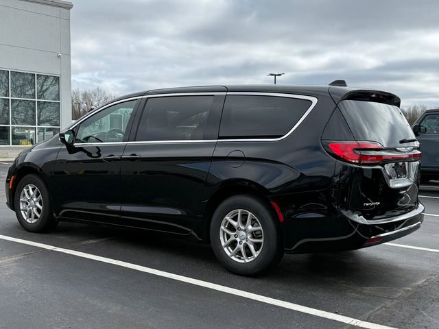 Used 2025 Chrysler Pacifica Select image 11