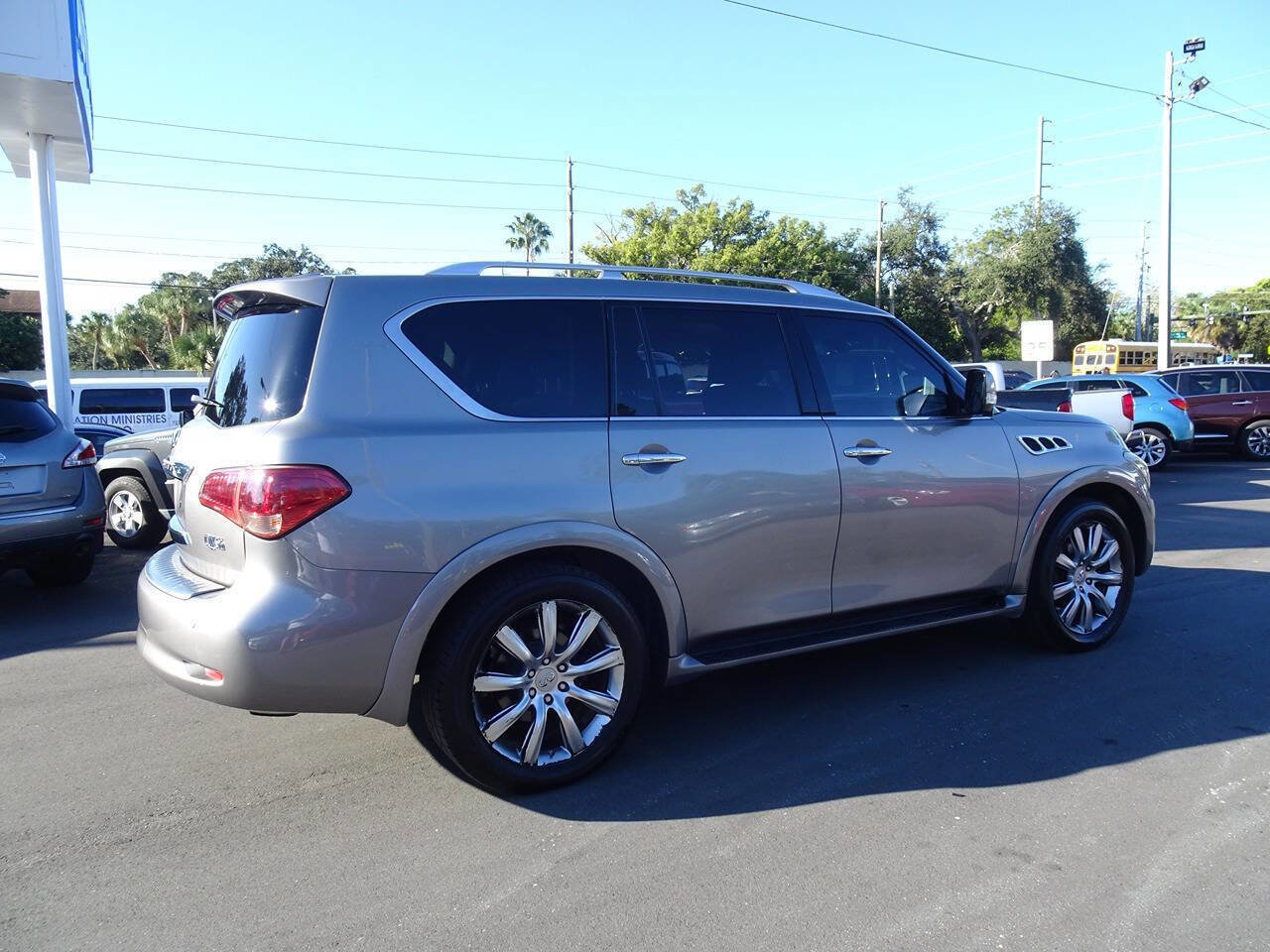 Used 2012 INFINITI QX56 4WD w/ Deluxe Touring Pkg image 3