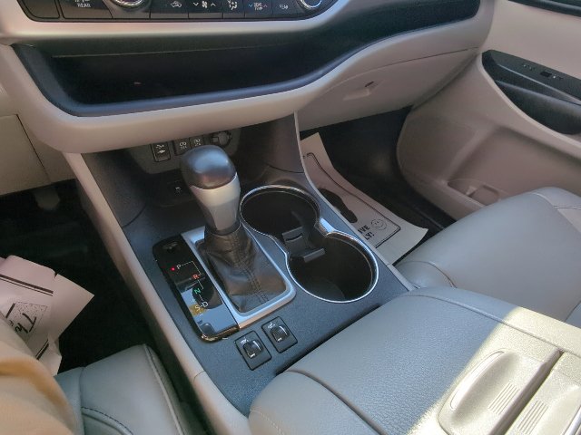 Used 2018 Toyota Highlander XLE AWD/4WD image 17