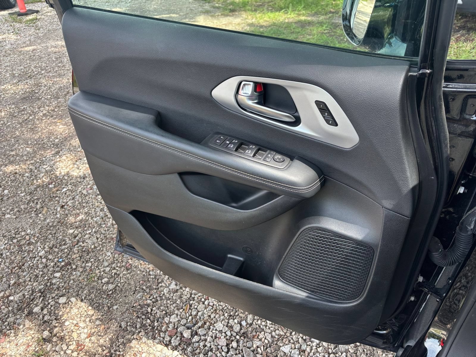 Used 2025 Chrysler Pacifica Limited FWD image 18