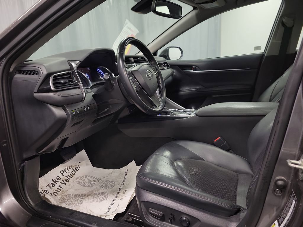Used 2020 Toyota Camry XLE image 12