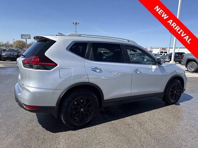 Used 2020 Nissan Rogue SV image 2