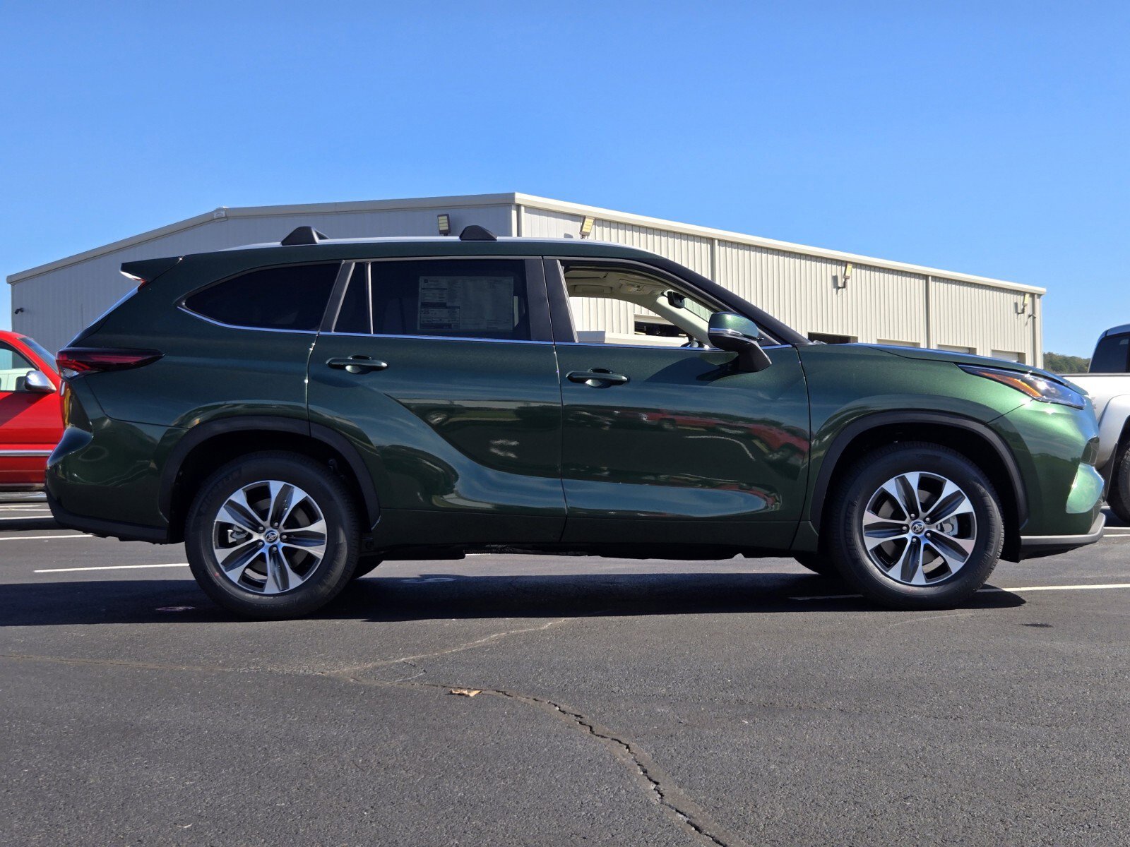 New 2025 Toyota Highlander XLE image 2