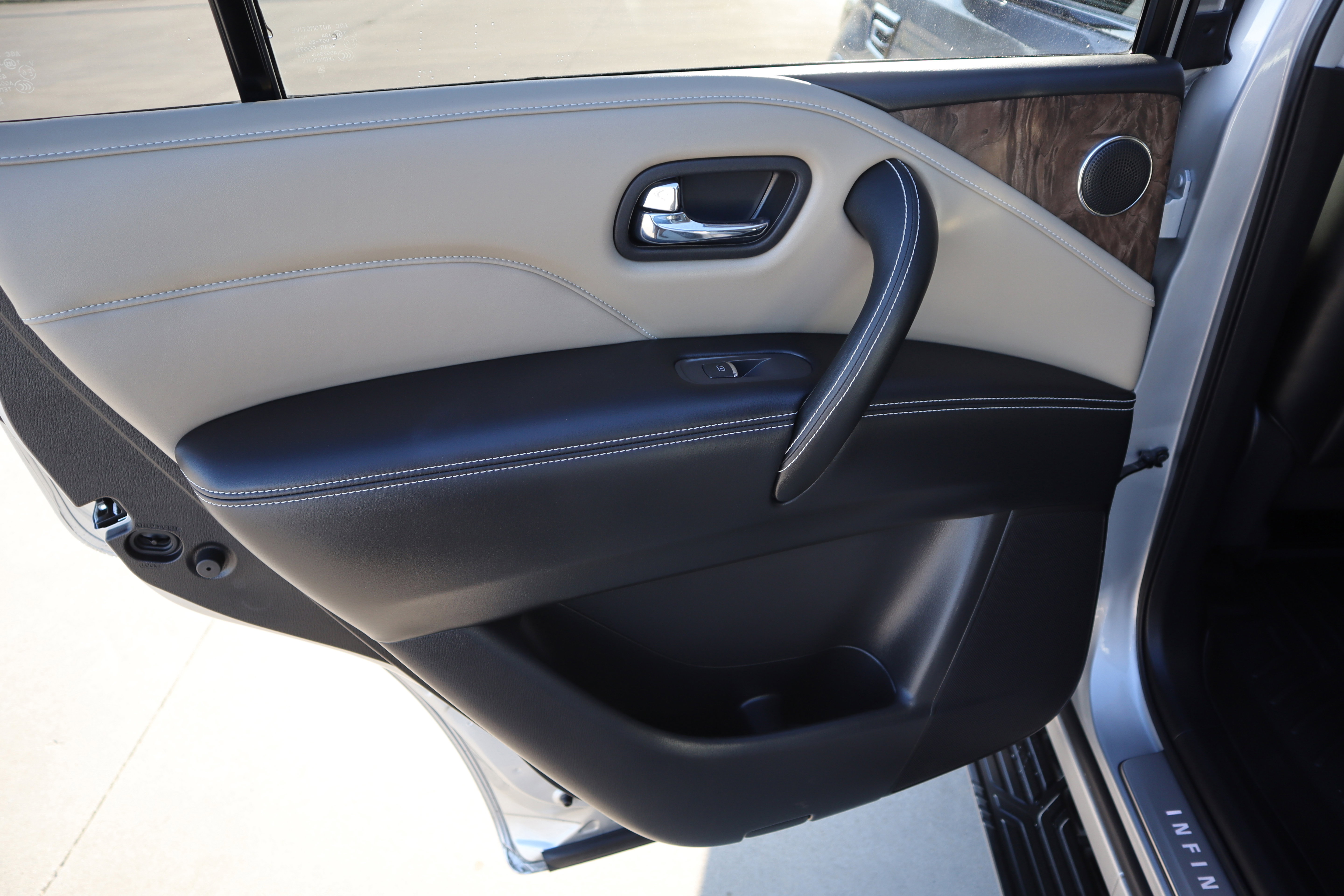 Used 2022 INFINITI QX80 Premium Select w/ Cargo Package image 17