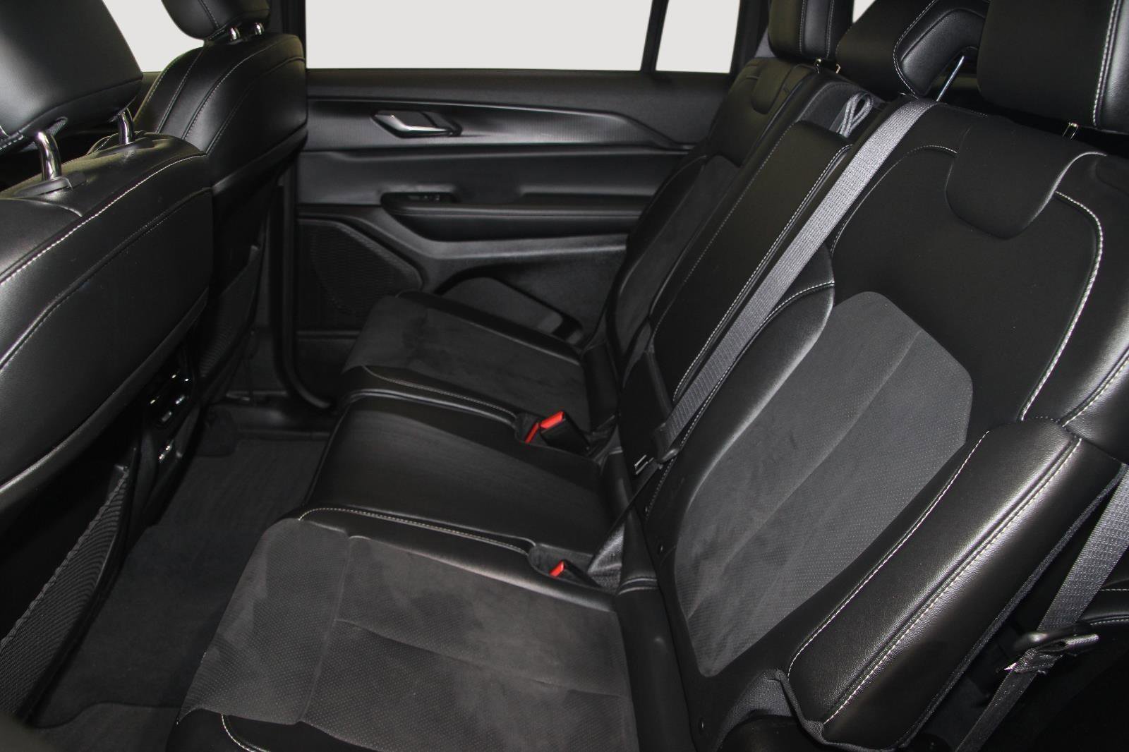 Used 2024 Jeep Grand Cherokee L Laredo image 20