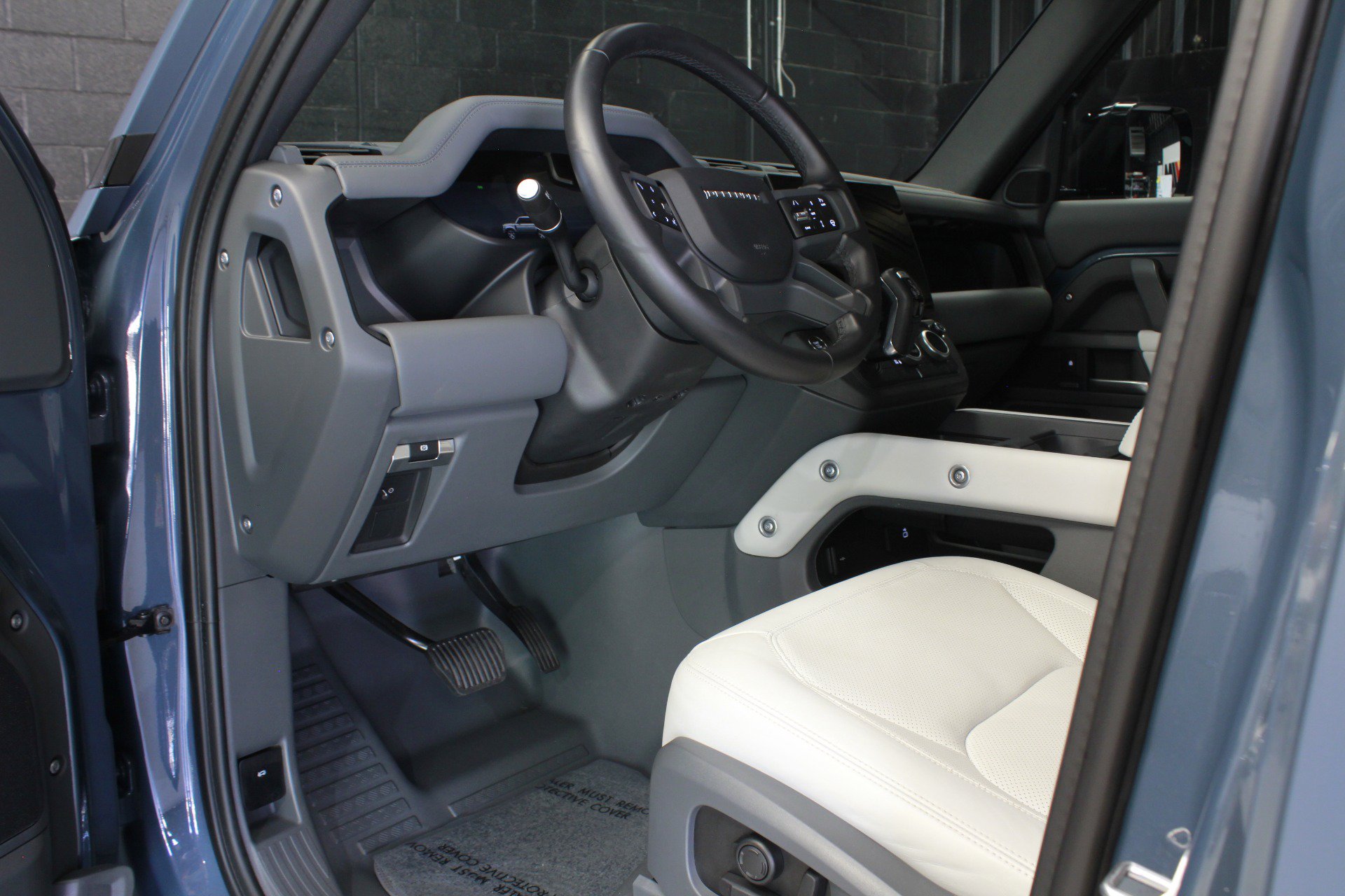 Used 2026 Land Rover Defender 110 X-Dynamic SE AWD/4WD image 40