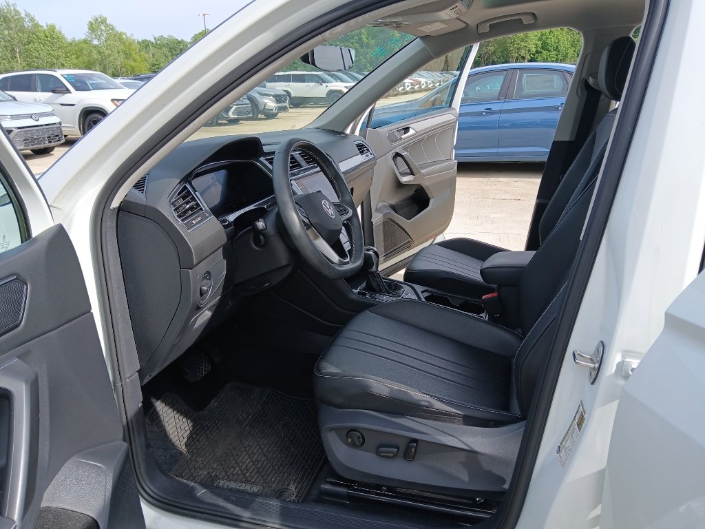 Used 2023 Volkswagen Tiguan SE w/ Panoramic Sunroof Package AWD/4WD image 9