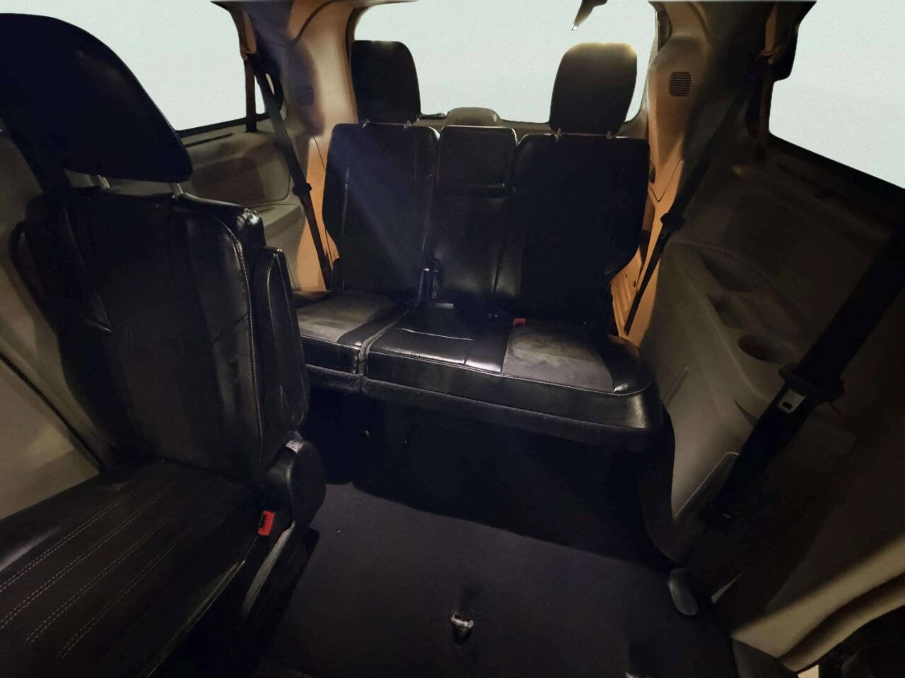 Used 2014 Chrysler Town & Country Touring-L image 25