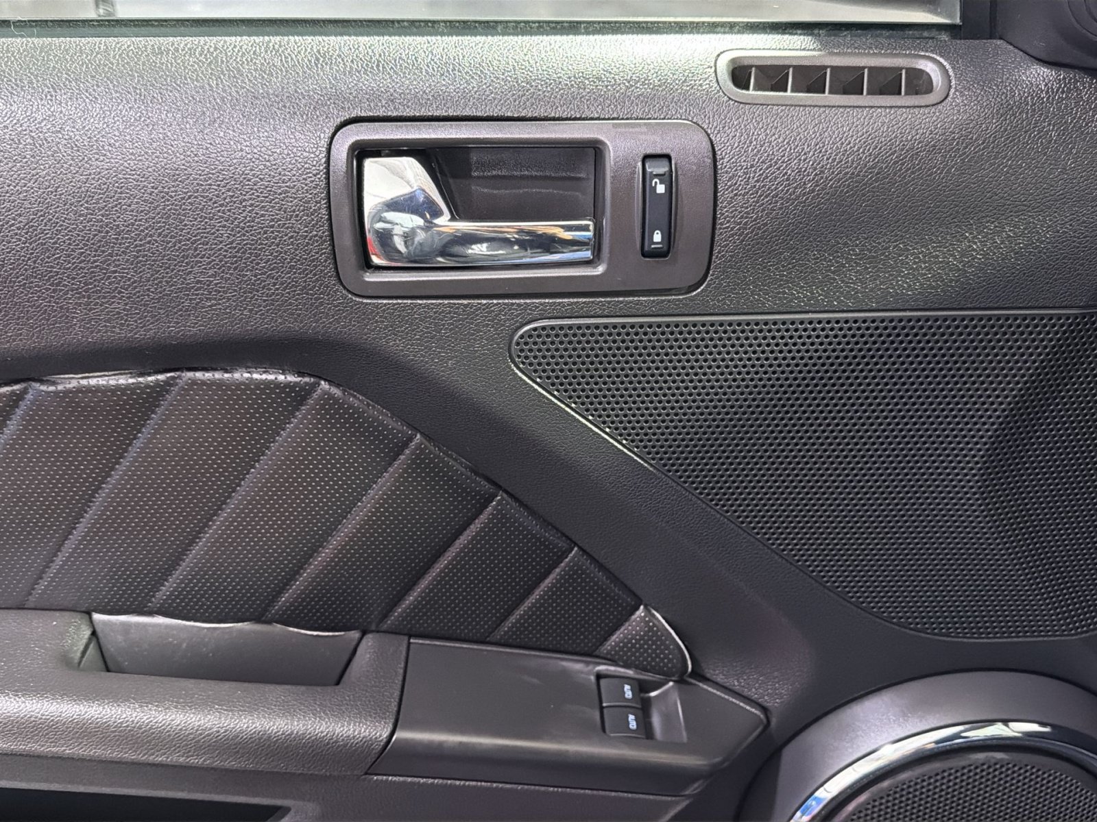 Used 2010 Ford Mustang GT RWD image 33