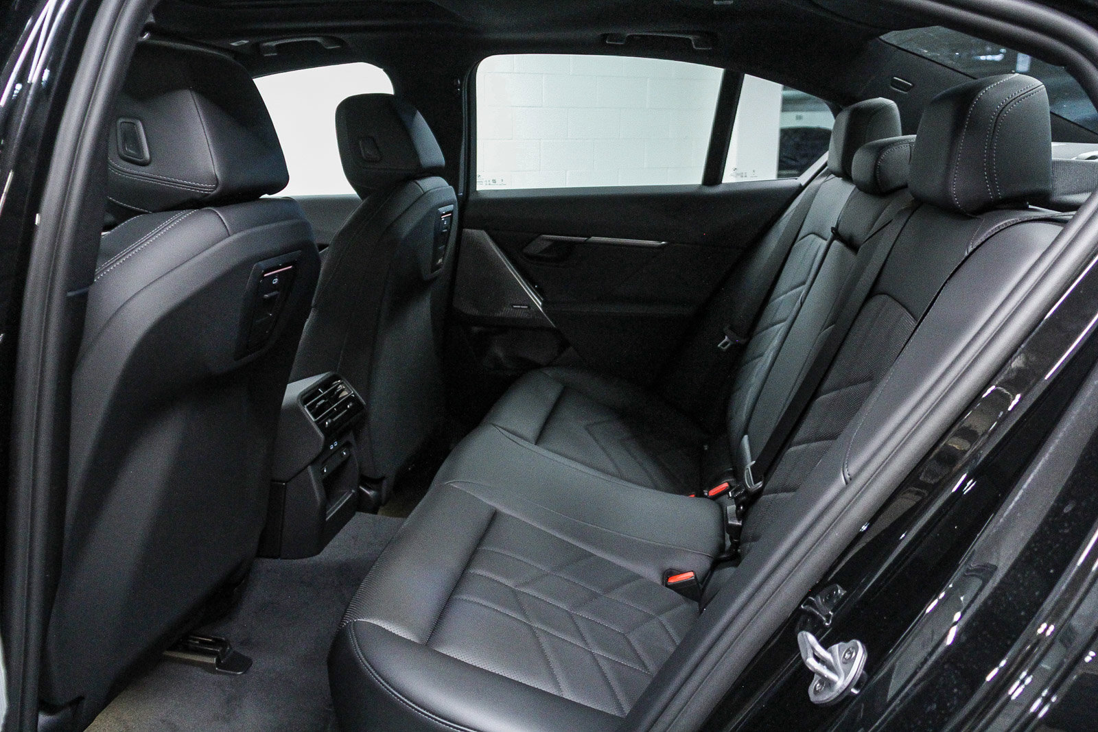 New 2026 BMW i5 eDrive40 w/ Convenience Package image 17