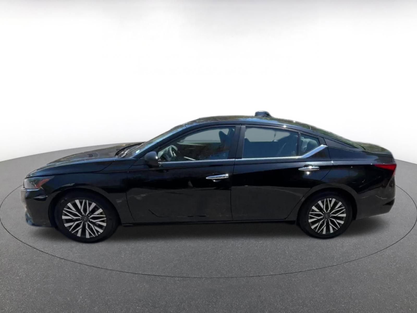 Used 2025 Nissan Altima 2.5 SV FWD image 9