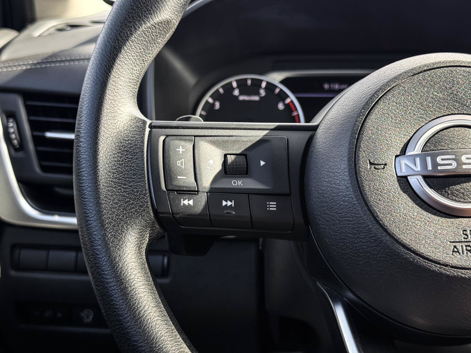 Used 2024 Nissan Rogue SV FWD image 18