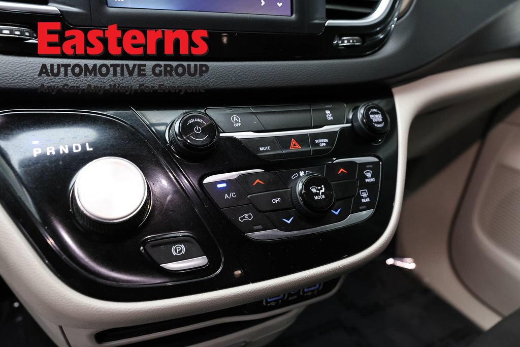 Used 2022 Chrysler Voyager LX FWD image 20
