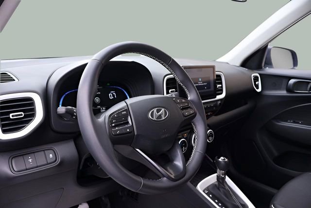 Used 2023 Hyundai Venue Limited image 11