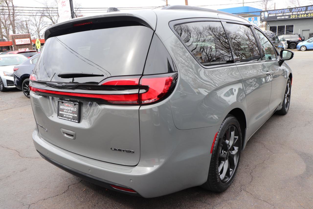 Used 2025 Chrysler Pacifica Limited image 5