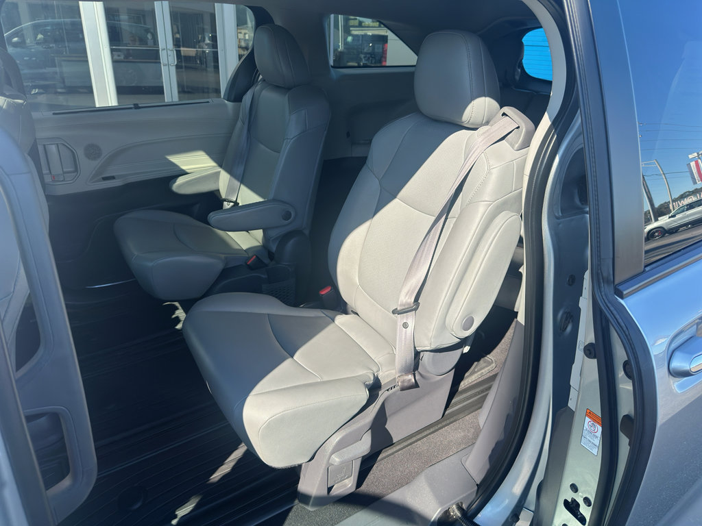 Used 2021 Toyota Sienna XLE FWD image 12