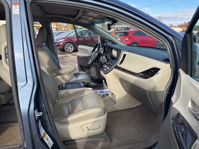 Used 2017 Toyota Sienna XLE image 16