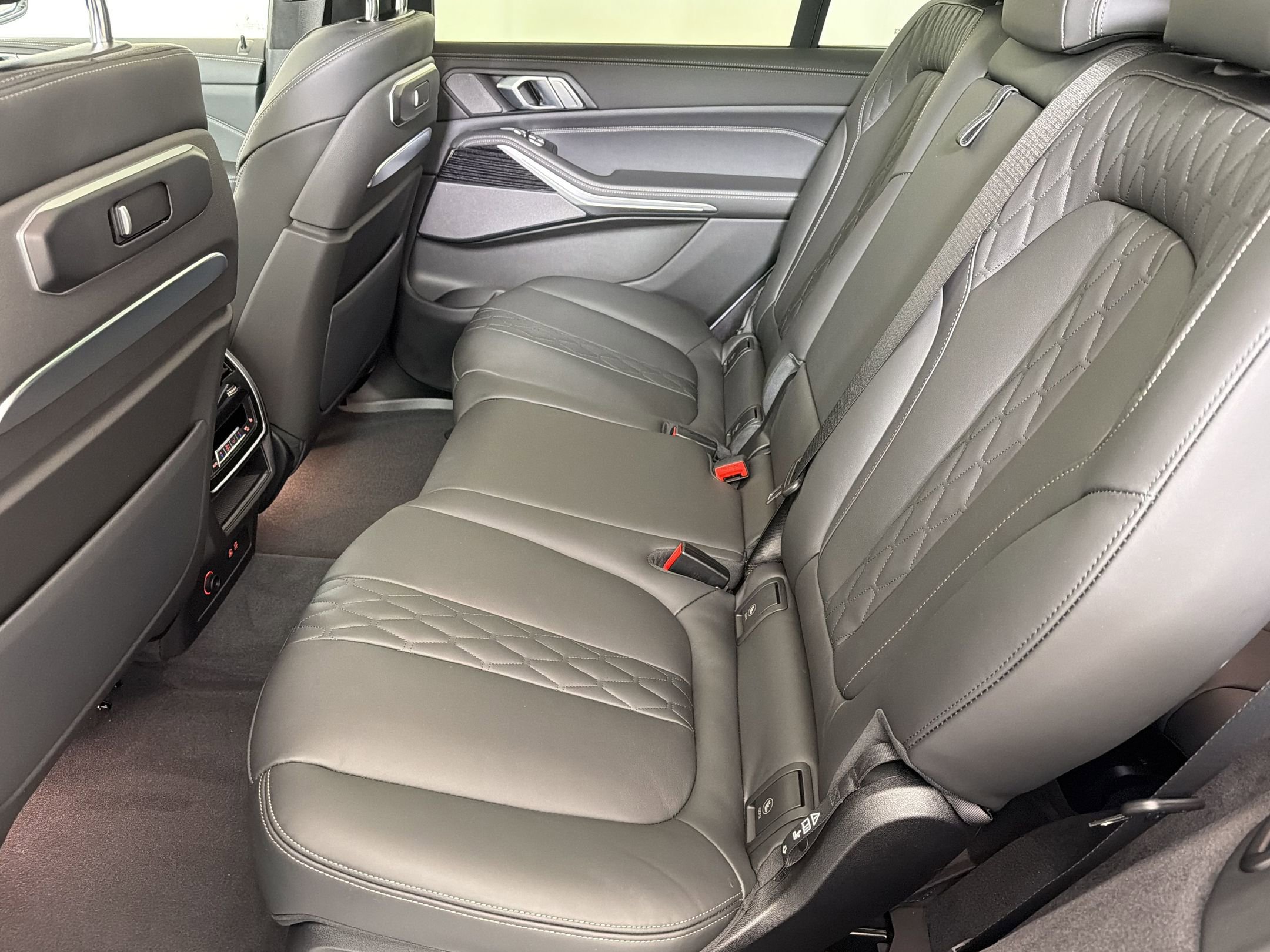 Used 2025 BMW X7 M60i w/ Climate Comfort Package AWD/4WD image 17