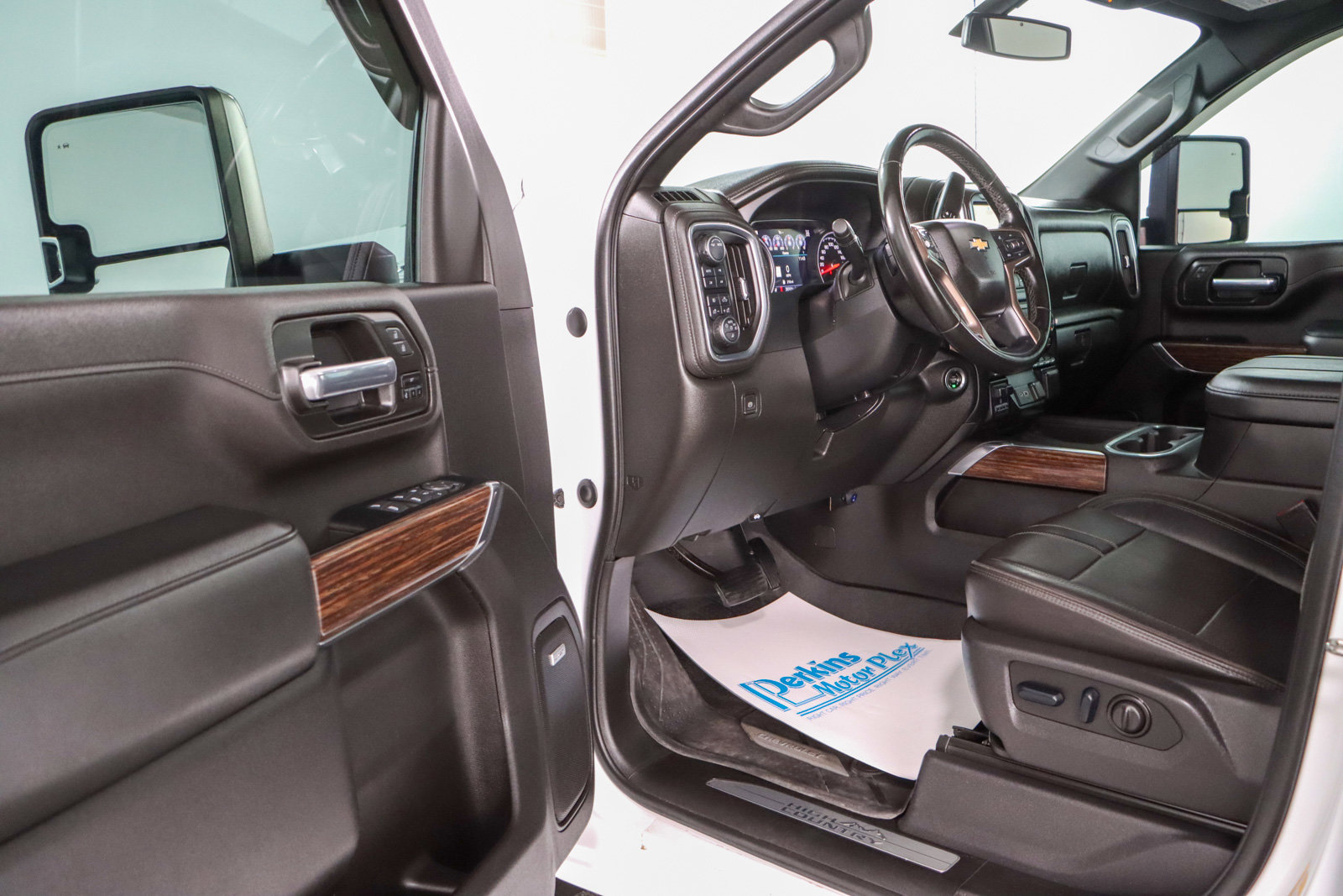 Used 2023 Chevrolet Silverado 2500 High Country image 3