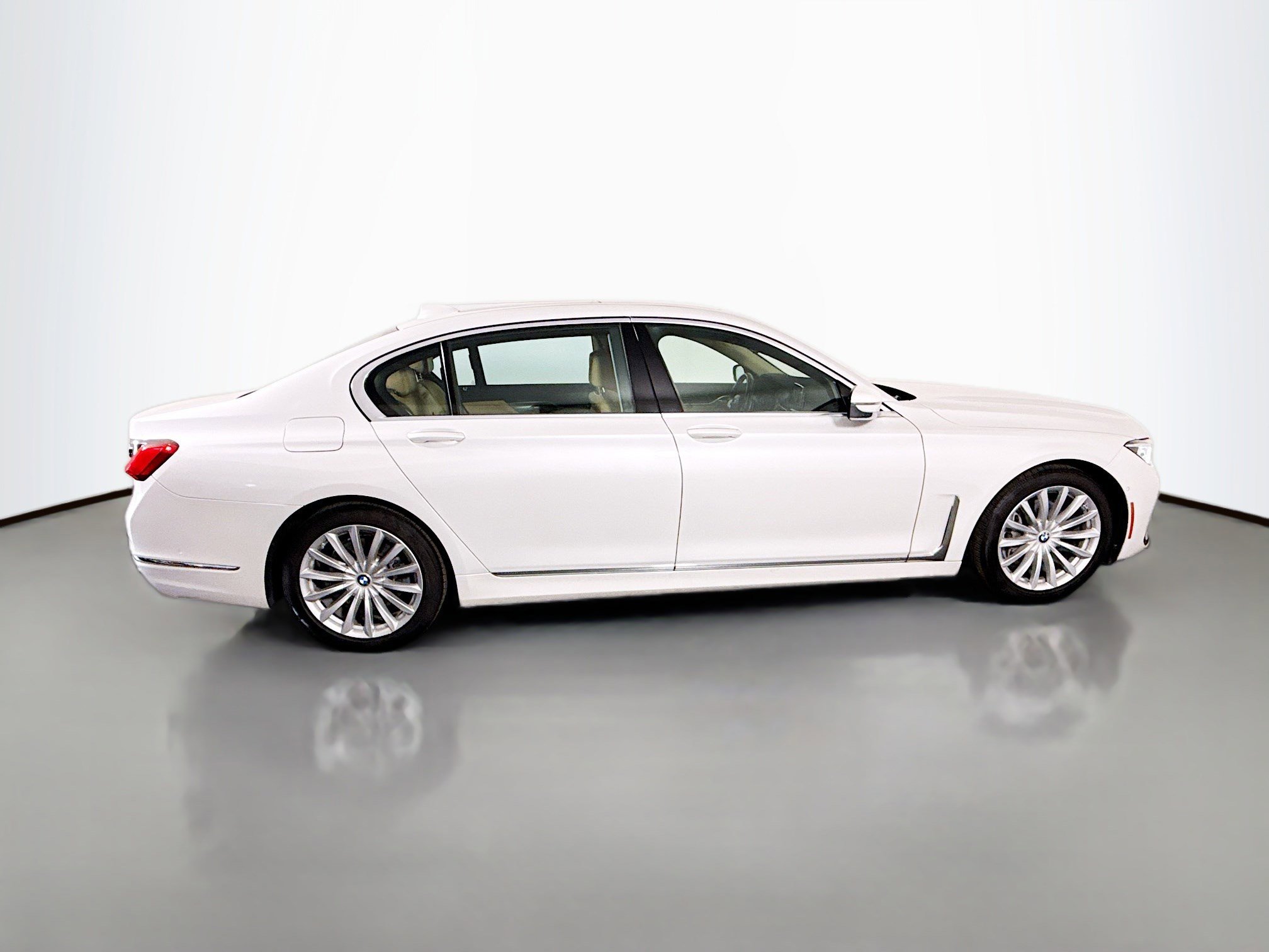 Used 2022 BMW 740i image 11