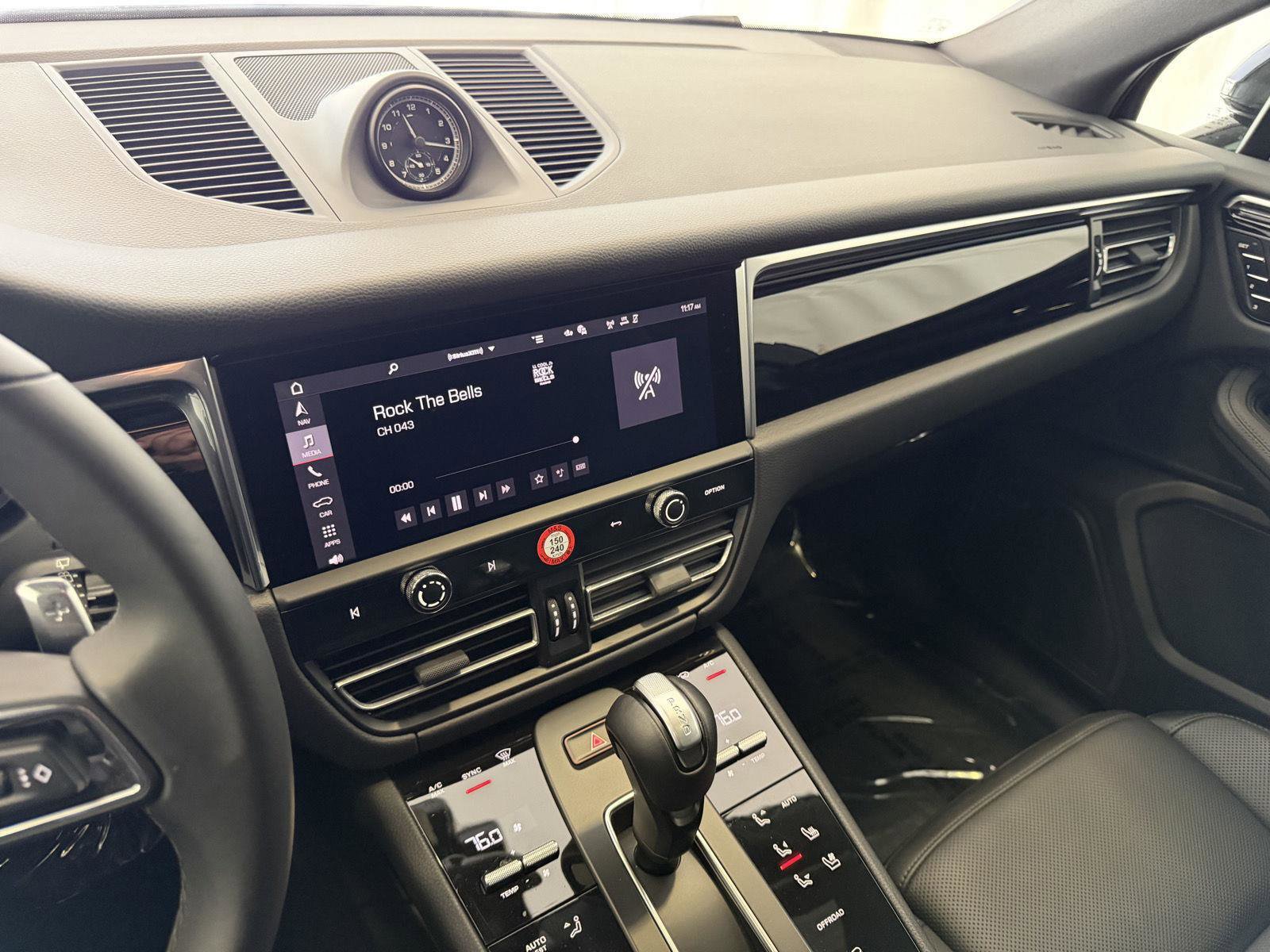 Certified 2025 Porsche Macan image 18