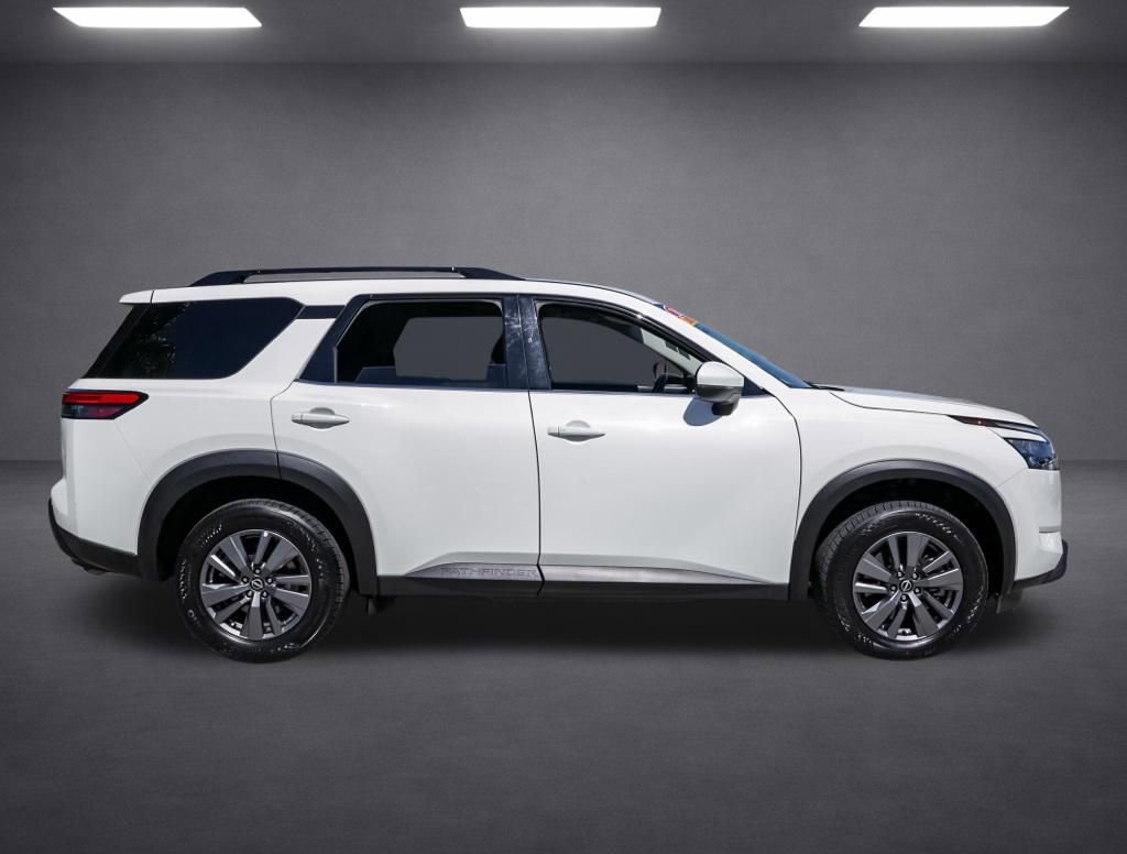 Used 2025 Nissan Pathfinder SV image 3