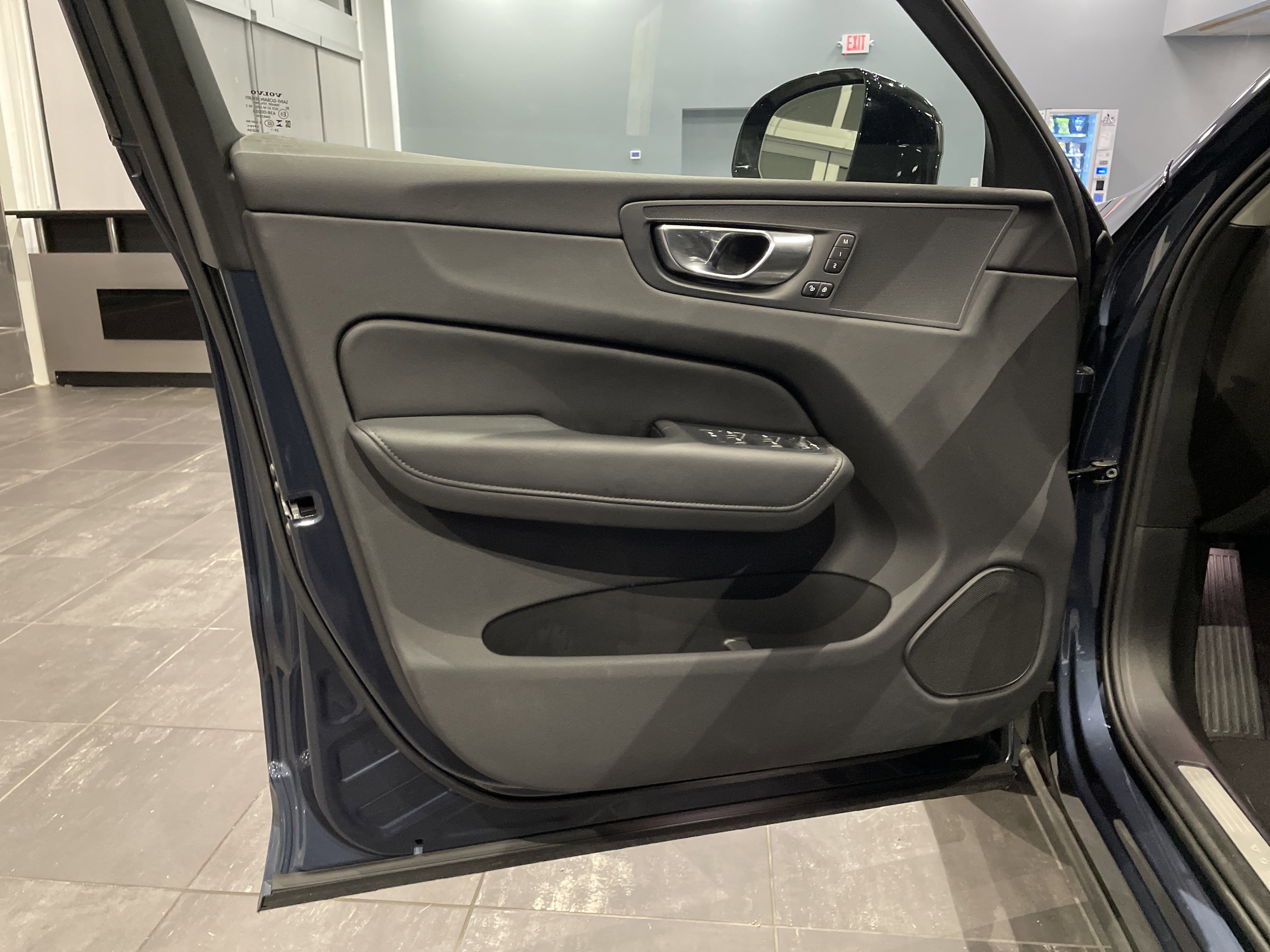 Used 2025 Volvo XC60 B5 Plus image 14