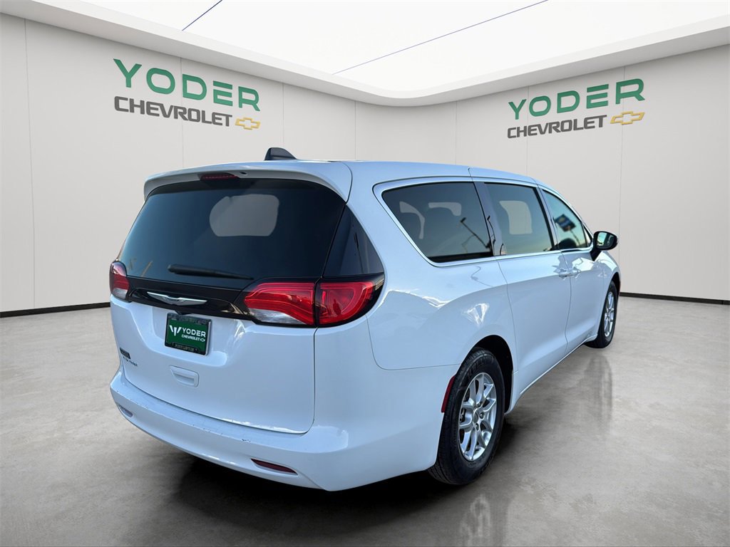 Used 2022 Chrysler Voyager LX image 15