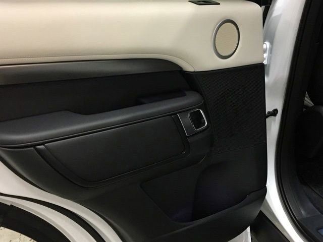 New 2024 Land Rover Discovery Metropolitan Edition image 23