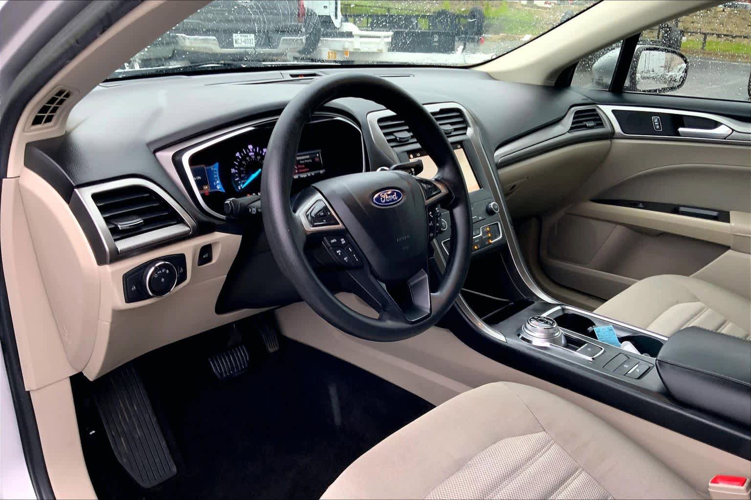 Used 2019 Ford Fusion SE image 16