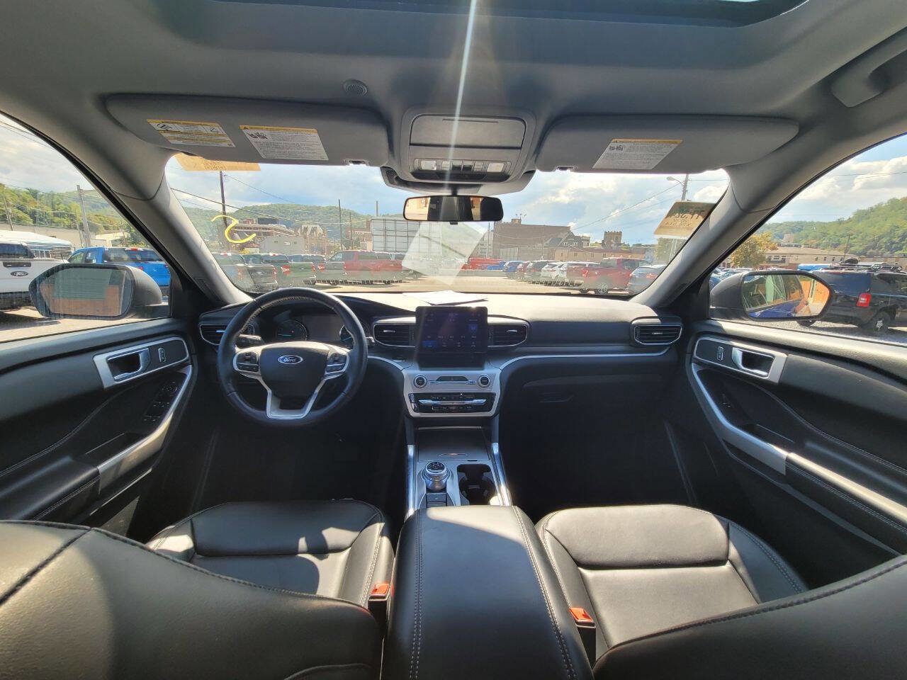Used 2022 Ford Explorer XLT w/ Equipment Group 202A AWD/4WD image 19